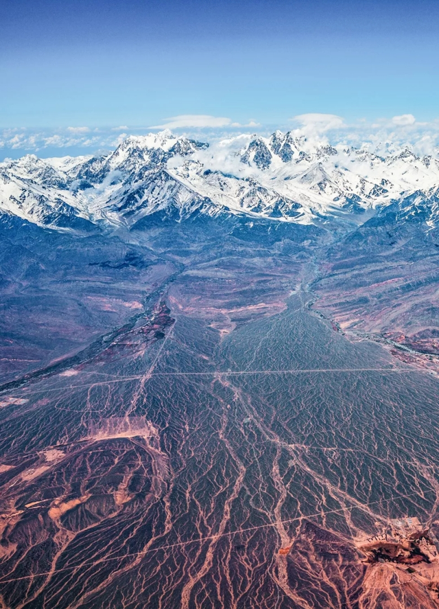 为什么塔里木盆地中聚落多分布在山麓，而青藏地区多分布在河谷？