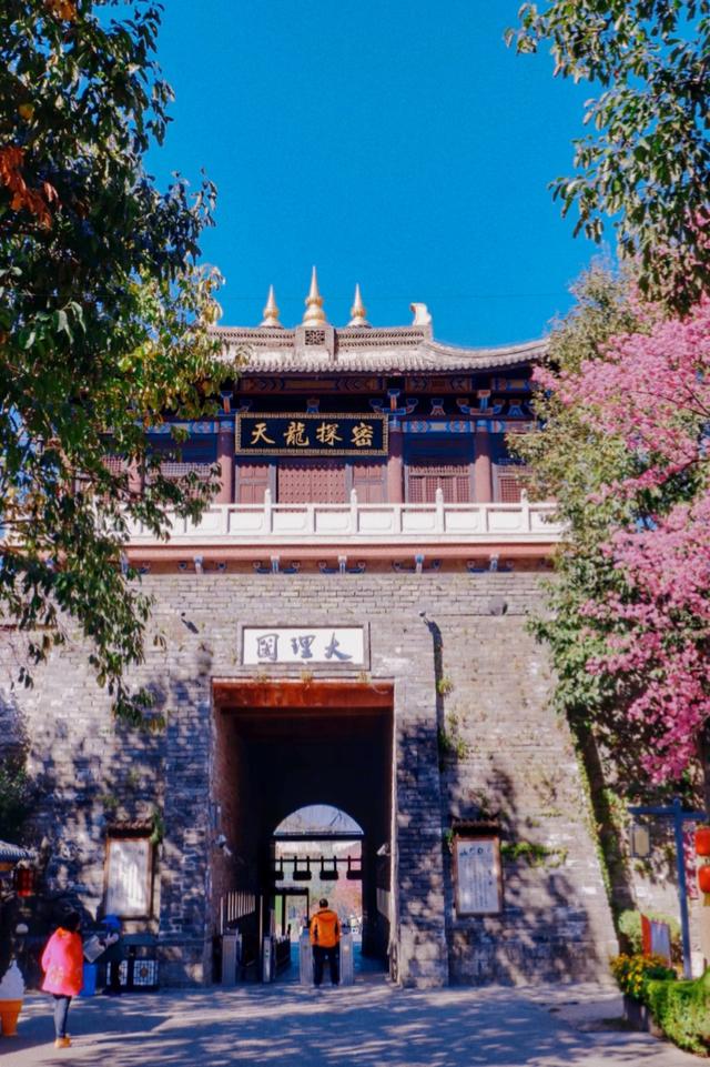 一座横跨三个县市的森林公园，寺庙成网红景点，天龙八部在此取景