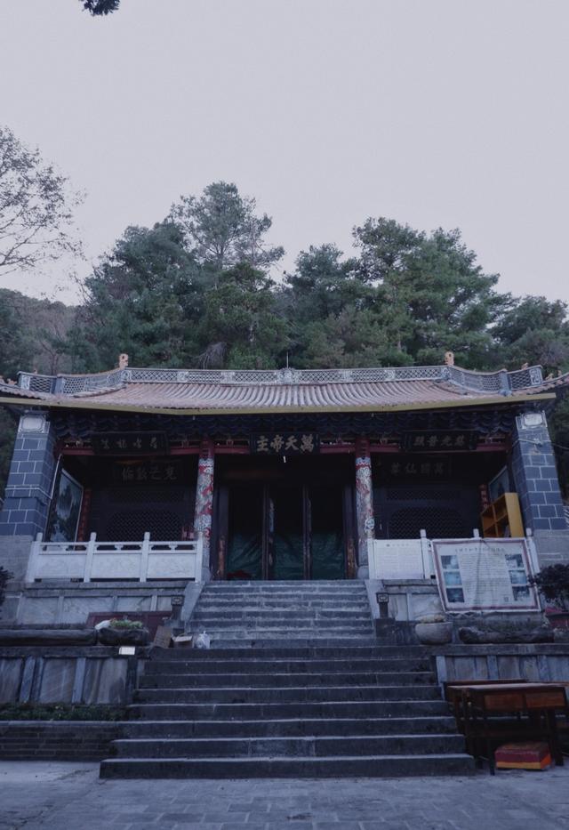 一座横跨三个县市的森林公园，寺庙成网红景点，天龙八部在此取景