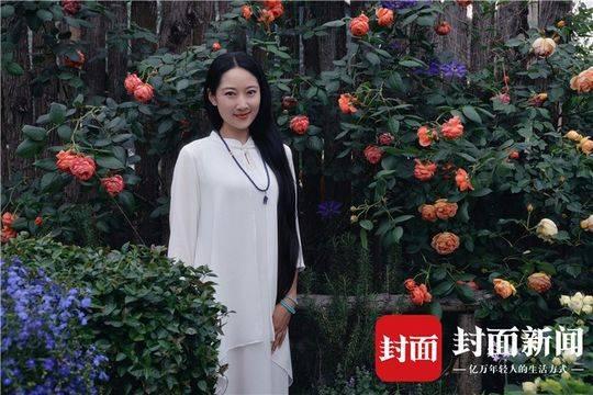 成都“花痴”夫妻建“无土”空中花园 一年四季玫瑰盛开