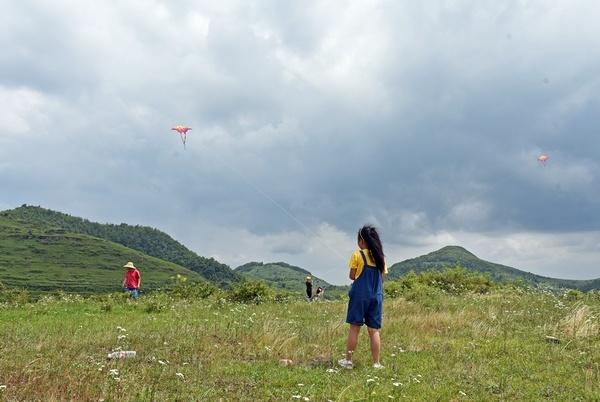 贵州黔西：牧草青青引游客