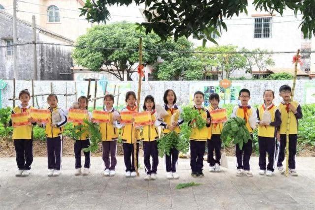 一小学给学生发蔬果粮食作“年终奖”，校长：去年收成1600余斤，都是学生栽种