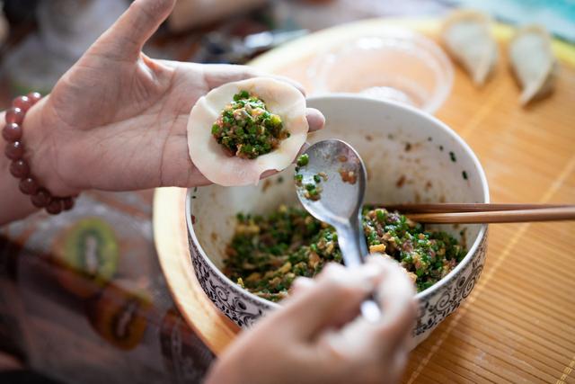 买韭菜，选紫色根还是白色根？老菜农告诉你韭菜怎么挑，区别大了