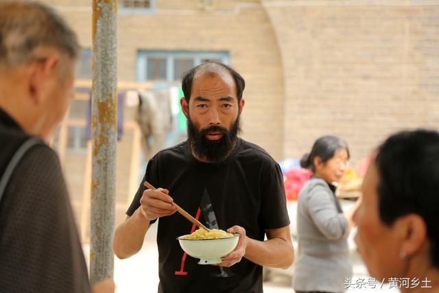 45岁“大胡子”奋斗十年种植百亩玫瑰花，收获时节犹如龙口夺食