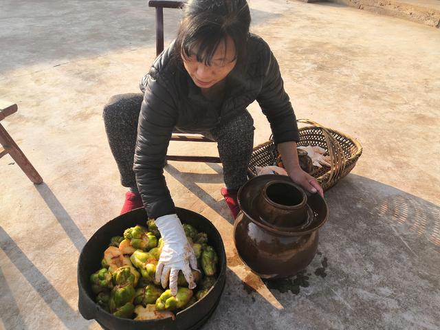 儿菜这样做太好吃了，咸鲜爽脆解油腻，妈妈腌制了一坛子