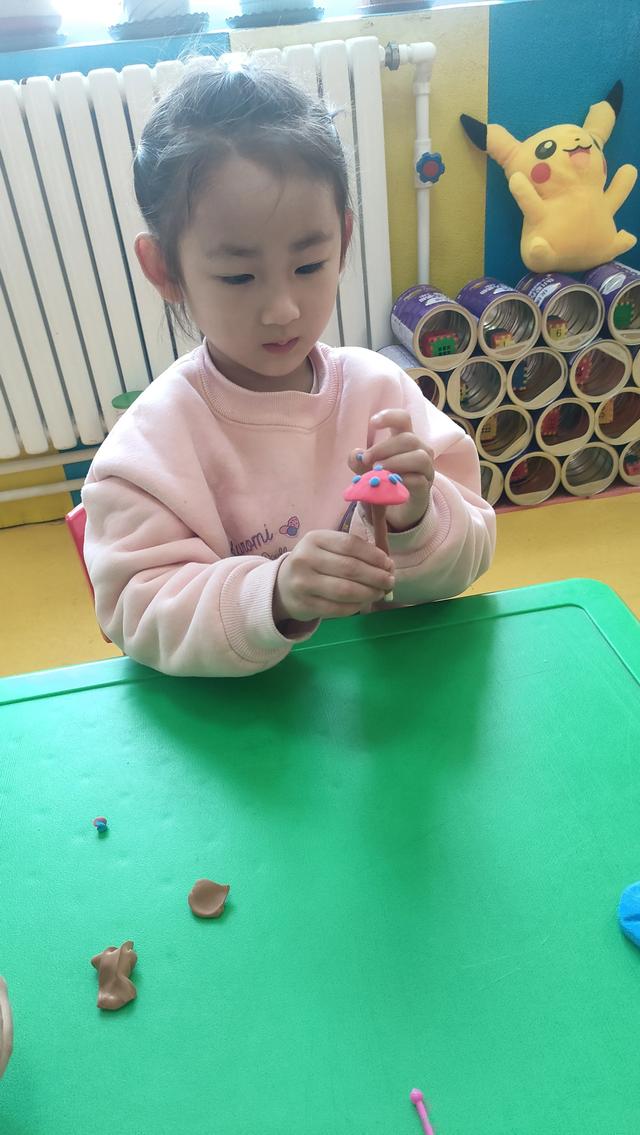 黏土手工《彩色的树》—南吕固中心实验幼儿园