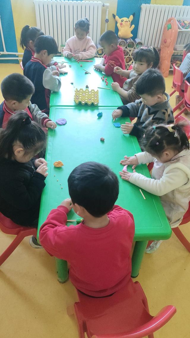 黏土手工《彩色的树》—南吕固中心实验幼儿园