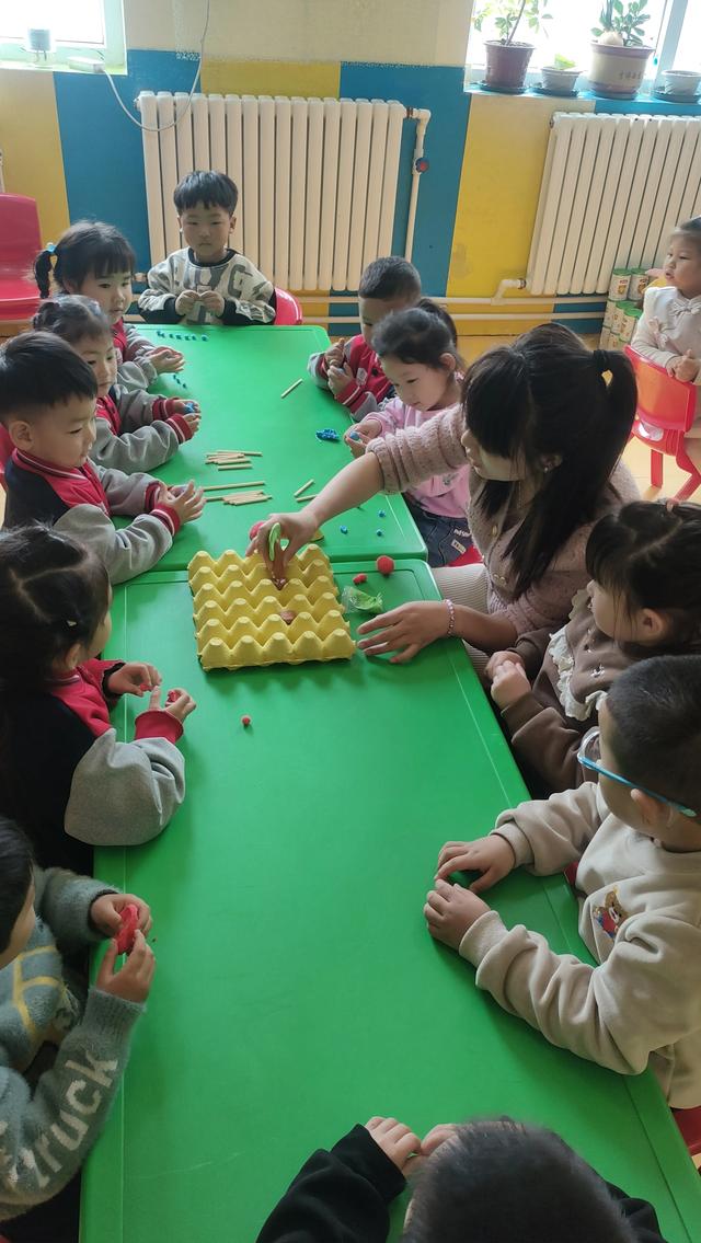 黏土手工《彩色的树》—南吕固中心实验幼儿园