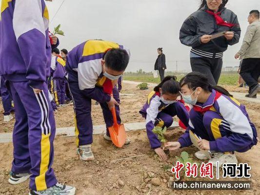 河北枣强一小学组织研学活动 学生现场体验种植劳作乐趣